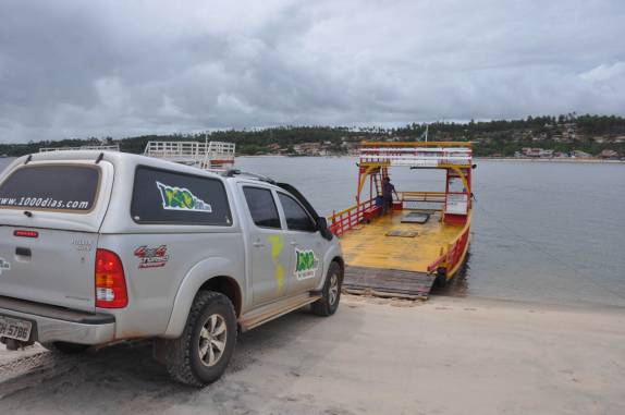 Embarcando a Fiona para cruzar o rio Cunhaú, no caminho entre a praia do Sagi e a Praia da Pipa - RN